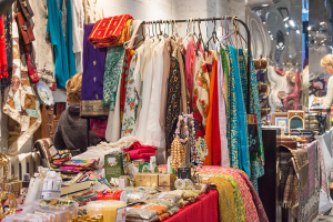 Ярмарка индийских товаров Delhi базар в Москве, недорогие украшения и косметика